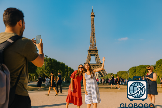 Torre Eiffel en París con turistas felices disfrutando del icónico monumento francés